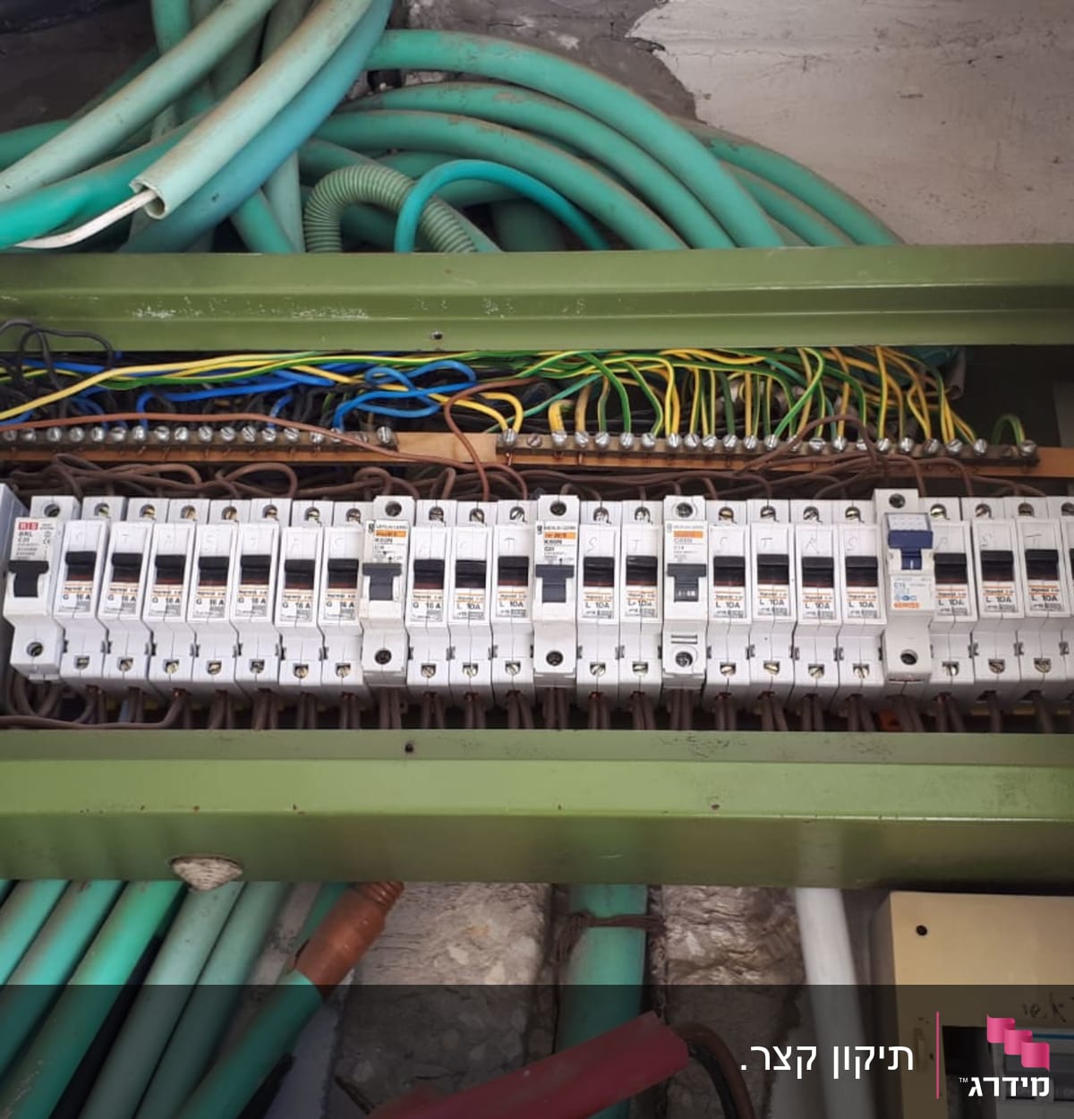 לוח חשמל עם מפסקים וחוטים צבעוניים